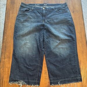 EVRI Blue Cropped Ankle Jeans with Faded Distressing